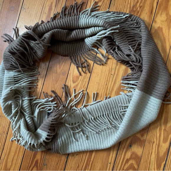 VEOND Accessories - Elegant Brown and Tan Infinity Knit Scarf🧣with Fringe